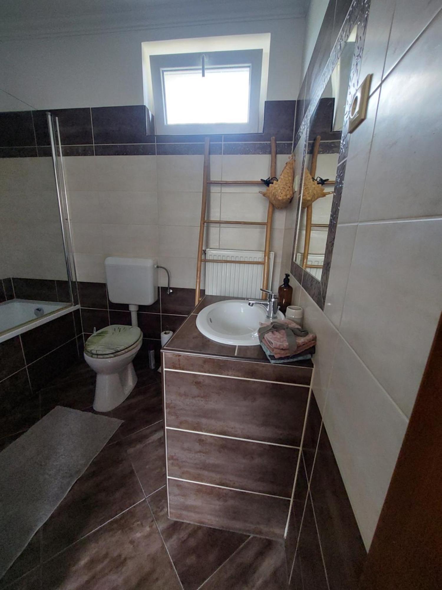 Akacvirag Airport Vendeghaz Apartment Debrecen Ngoại thất bức ảnh